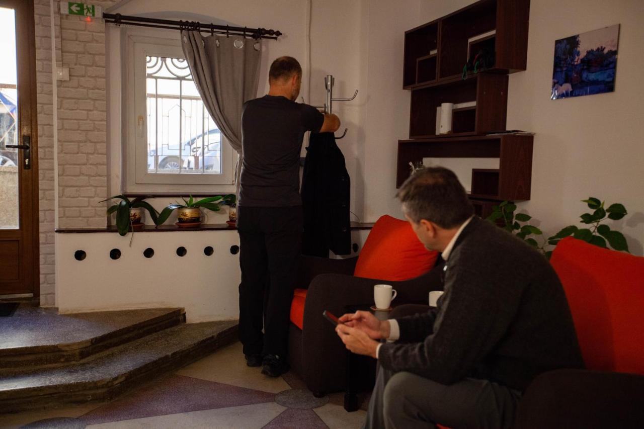 Oradea Central Hostel ภายนอก รูปภาพ