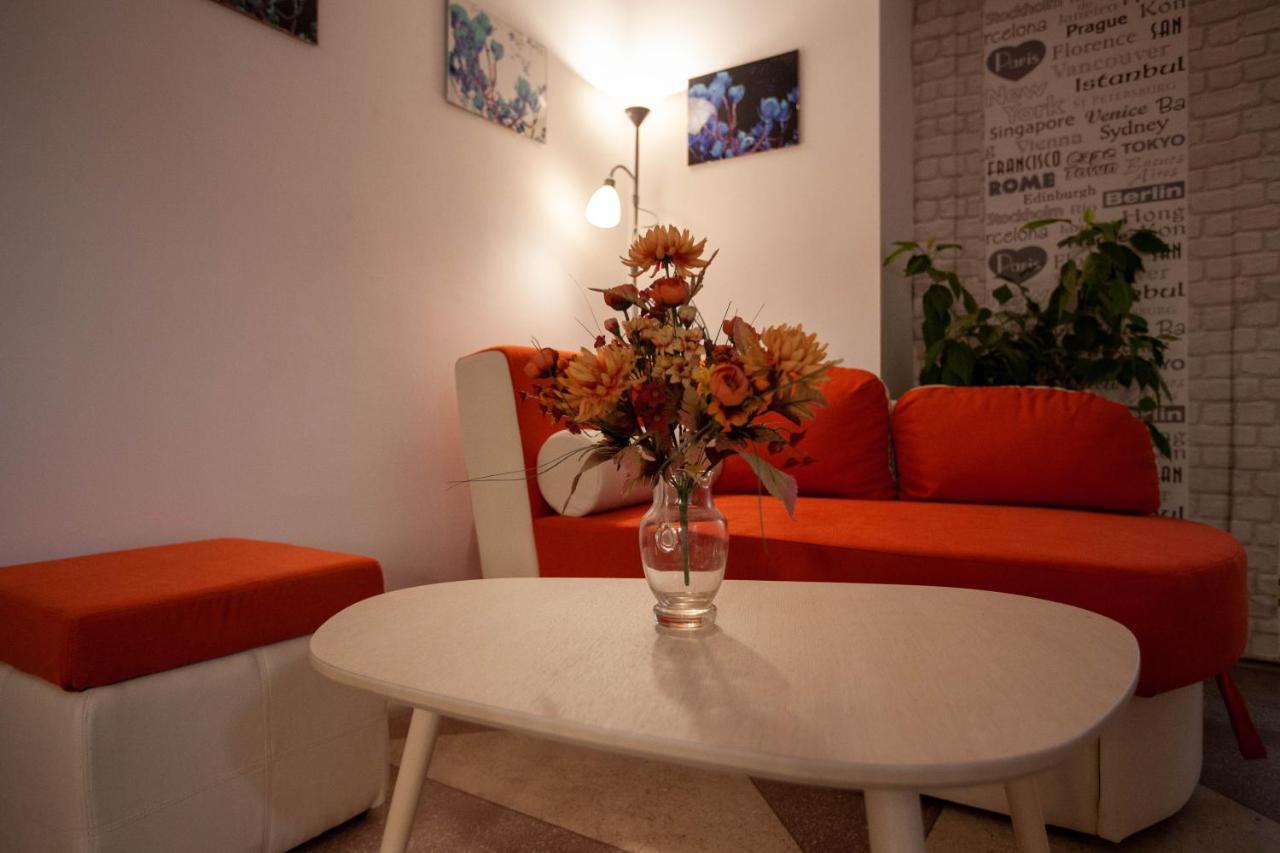 Oradea Central Hostel ภายนอก รูปภาพ