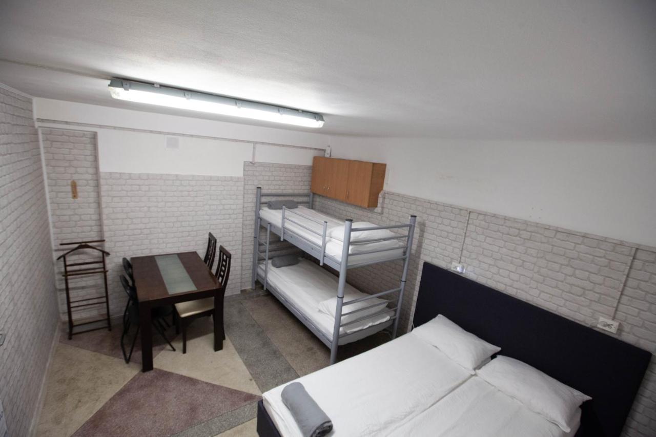 Oradea Central Hostel ภายนอก รูปภาพ