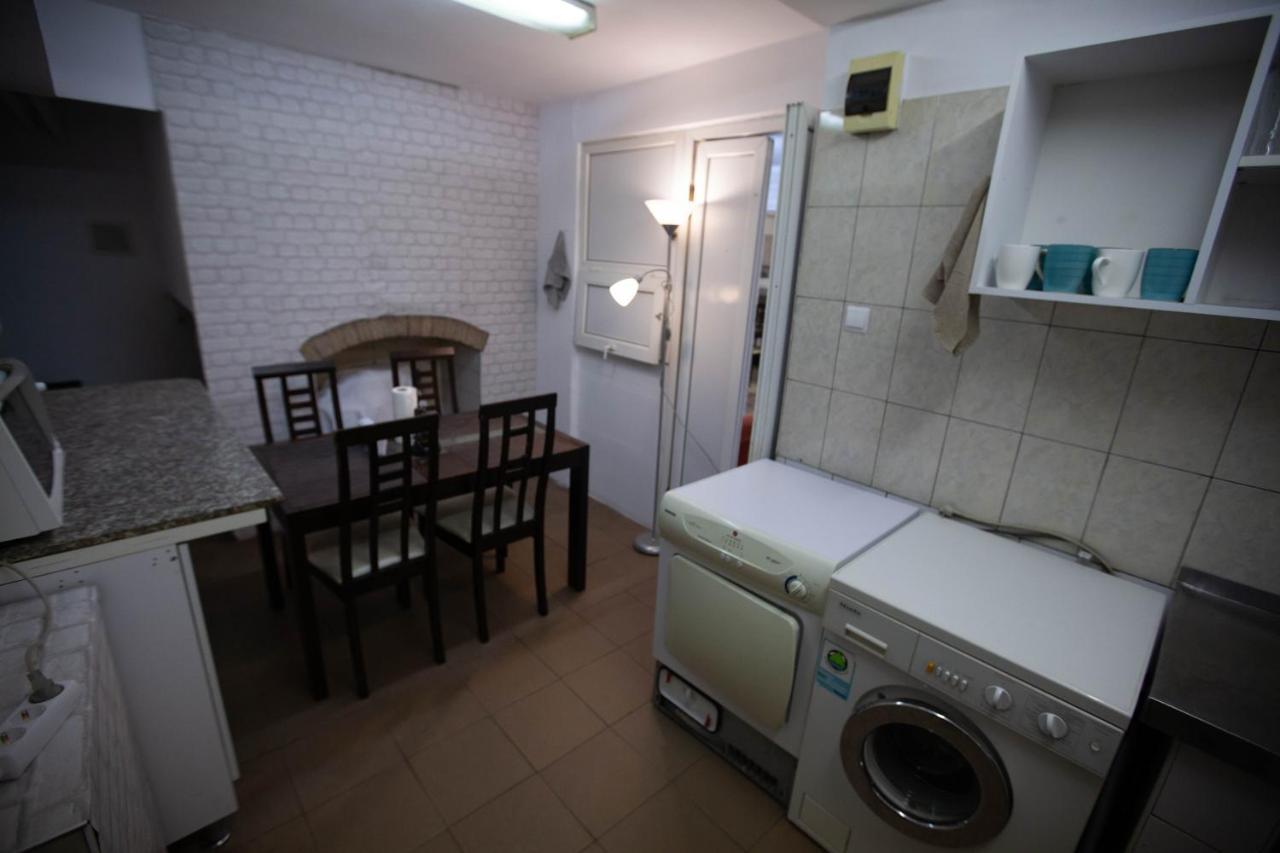 Oradea Central Hostel ภายนอก รูปภาพ