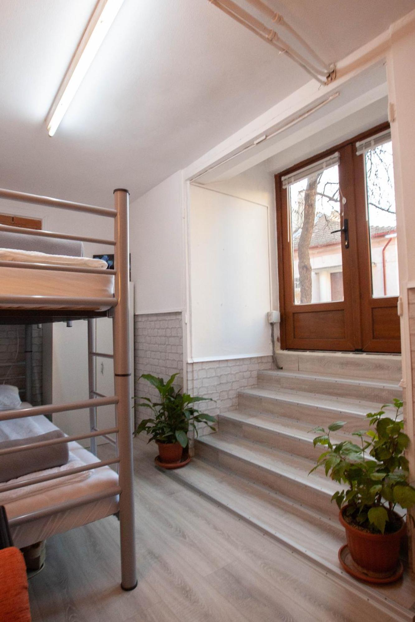 Oradea Central Hostel ภายนอก รูปภาพ